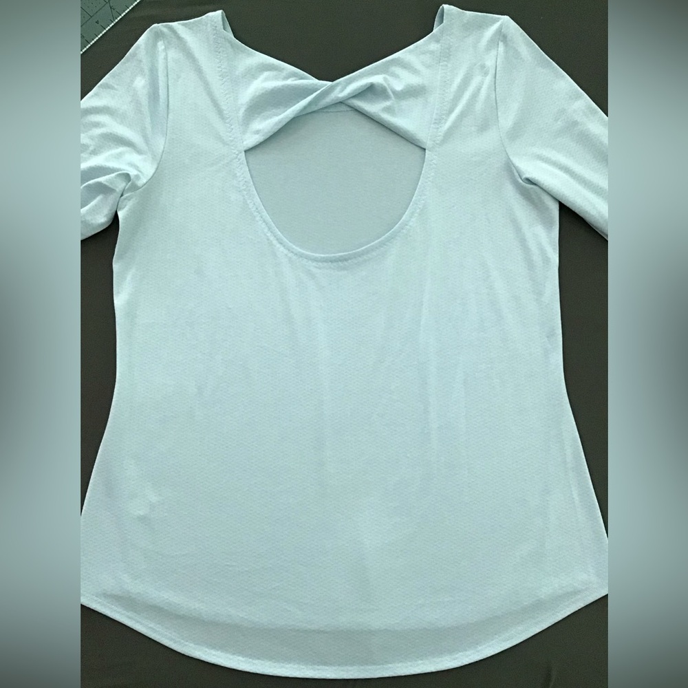 Athleta L crisscross back heathered lt blue & white dry fast EUC